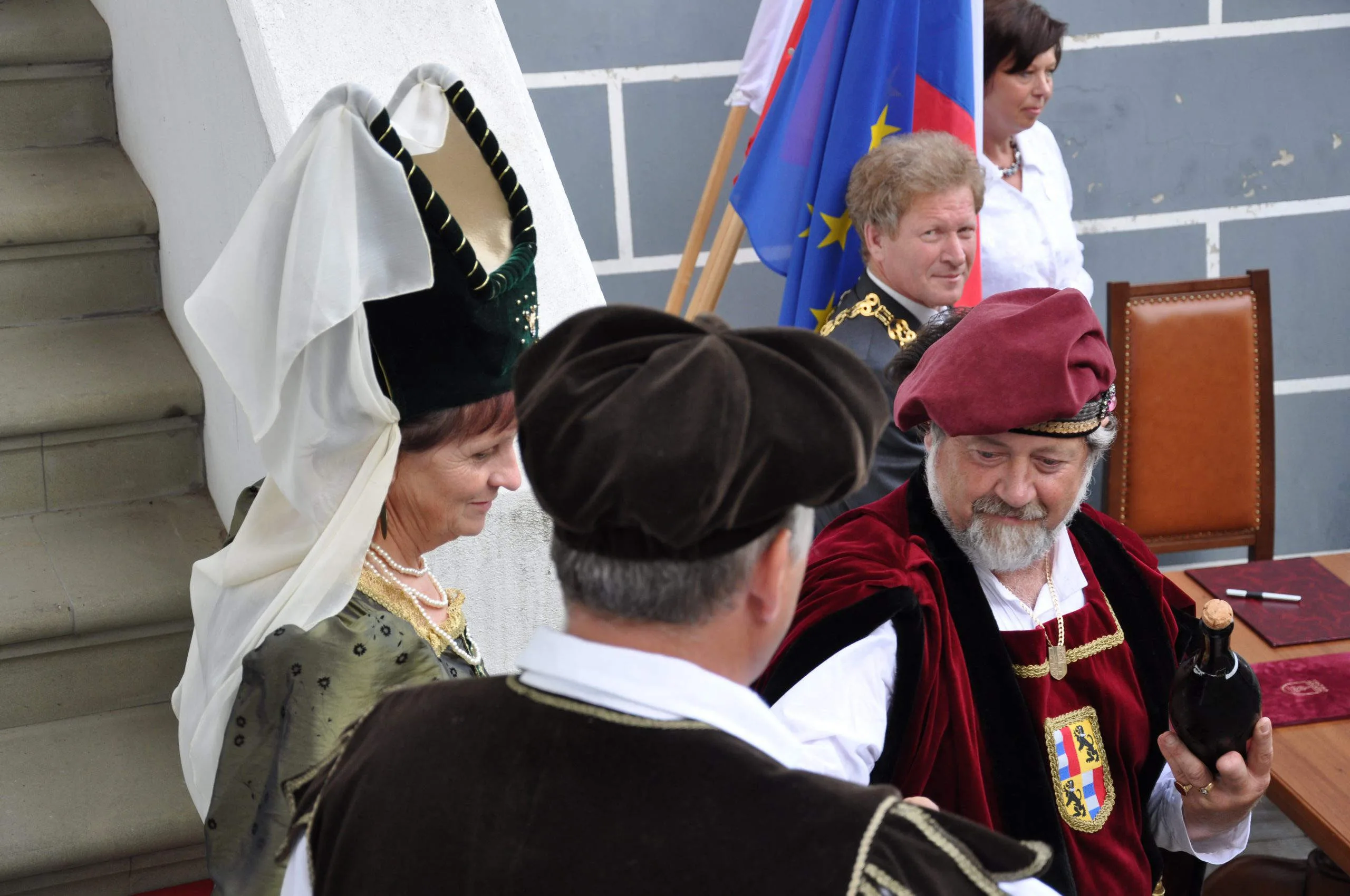 Priprave na poročni obred na grajskem dvorišču_Strmol, Rogatec