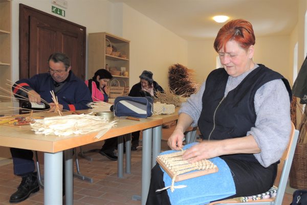 Pletenje iz ličja in pletenje iz šibja @ Rokodelski center Rogatec, Dvorec Strmol | Rogatec | Šmarje pri Jelšah | Slovenija