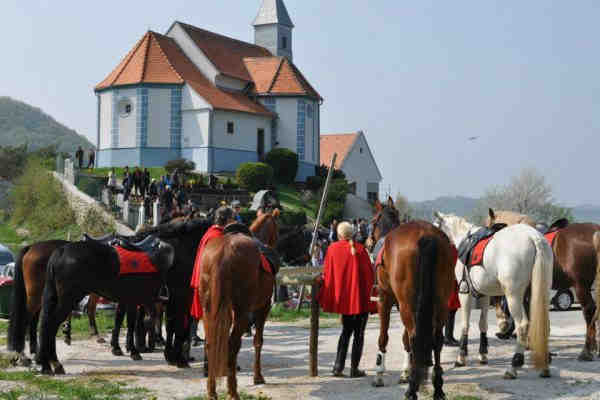 Jurjeva nedelja z blagoslovom konj @ Pred cerkvijo sv. Jurija pod Donačko goro