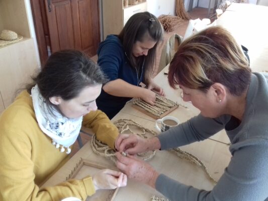 Pletarska delavnica - pletenje zapestnice iz ličja @ Dvorec Strmol, Rokodelski center Rogatec