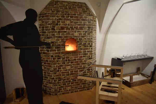 Steklarska delavnica – oblikovanje stekla nad odprtim plamenom @ Rokodelski center Rogatec, Dvorec Strmol