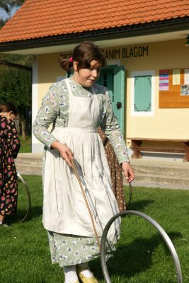 Poženi kolo - otroška igra @ Muzej na prostem Rogatec