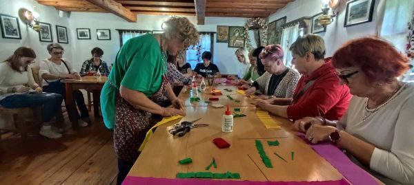 Izdelava rož iz krep papirja @ Muzej na prostem Rogatec