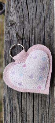 Šiviljska delavnica – šivanje srčka iz usnja @ Rokodelski center Rogatec, Dvorec Strmol