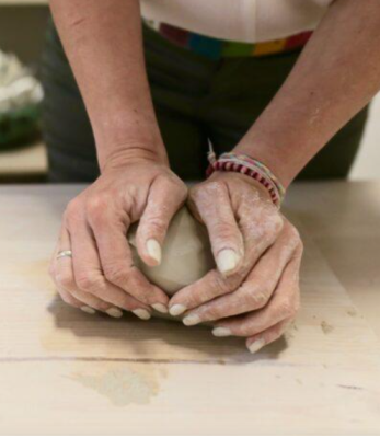 Oblikovanje keramike – prostoročno oblikovanje gline @ Rokodelski center Rogatec, Dvorec Strmol