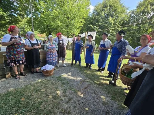 V RITMU NAŠIH KORENIN - srečanje ljudskih pevcev in godcev @ Muzej na prostem Rogatec